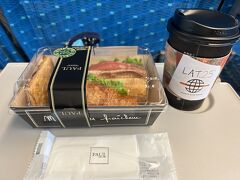 往路の新幹線でブランチ！
まだ、町田小田急百貨店も空いてなかったんで、JR町田駅のPAULでランチセット購入。