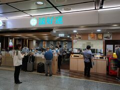 今日はあまり体力を使わず食べるだけにします
ＪＣＢプラザでマッサージと晩ご飯を予約していただき、そのままセントラルへ

昨年香港へくるときに、ご存知な方も多いと思いますがfuzzさんから「添好運へ行ってチャーシュウメロンパン食べてきて」と言われまして、まだ実行できていなかったので来てみました

１１時ちょうどに来ましたが、右半分が開店を始めたところで、左半分は既に営業中です

案内された席は相席ではないのですが、ここでもお隣は日本人で最近香港に転勤してきた駐在員の奥様と日本から遊びに来たお母さんでした

日本人観光客少ないのに良く会いますね