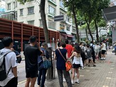 香港3日目
明日は朝早く空港に行くので　事実上香港観光最終日
本日は九龍を見て回るそうです
朝食前に、散歩がてらエッグタルトを買いに来ました
開店5分前ですでに長蛇の列…