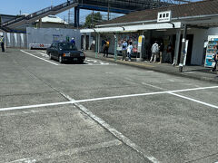 真鶴岬を目指しＪＲ真鶴駅に電車で到着。お昼ご飯を頂きにバスで魚市場に向かいました。