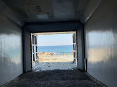 小田原駅から歩いて御幸の浜へ行きました。３０分くらいですかね。西湘バイパスをくぐる歩行者用のトンネルを抜けると海岸です。トンネル内から見える海が絵になります。
