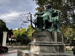 オペラ座正面エントランスから右にまっすぐ進むとゲーテ像が見えてきます。

２０２５年１１～１２月には宝塚花組の永久輝（とわき）せあさん主演でドイツミュージカル『Goethe(ゲーテ)！』が上演されるので楽しみ～♪（またまた余談でしたw）

ここはブルク公園の端っこで、