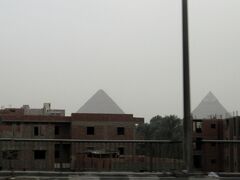 ホテルからピラミッドが見えます。