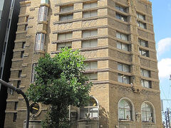 生駒ビルヂング（国登録有形文化財）です。

生駒時計店が昭和5年に新築したアール・デコ様式のモダン建築。時計の振り子を模した2階から5階の窓やステンドグラス、外壁の鷲の彫刻など、歴史の趣が感じられる建物です。