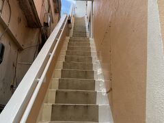 立地が便利なゲストハウス「えみっくす」
最近、ここがお気に入りです

急な階段を上って、まずは2Fで受付して3Fへ
この階段、何度登ってもキツイ！(>_<)