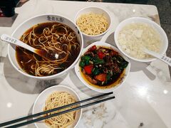 初上海でのご馳走～♡
よく見ると炭水化物だらけなのは置いといて、2人で食べる分には十分!!