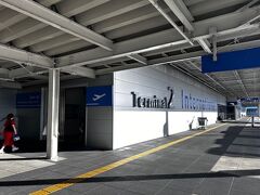 ピーチ航空はターミナル2なので、空港内のバスで移動
荷物は小さいリュックで最小限にしました
仕事用のスラックスと革靴をはいて、カジュアルなシャツを羽織ってます