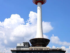 真っ白な雲と真っ青な空のコラボレーションが夏そのもの！
なんだかんだで、京都タワーは、京都のシンボルだよねっ。
日本電産も、ニデックに社名変更をし、認知度を上げるために、京都タワーの命名権を取得したので、タワーには、しっかりNidecって書いてあるもんねー。