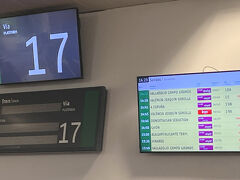 スペイン旅の初日は、マドリード近くのトレドにてスペイン語脳へのリハビリ。
２日目となるこの日はチャマルティン駅からレンフェのAvantでサン・セバスティアンを目指す。

日曜日ということもありお昼過ぎに到着したマドリードのチャマルティン駅は大混雑。
ベンチも空いていないし、売店でボカディージョを購入したってホームに向かう通路にじかに座って食べるか、立って食べるしかない状態。

掲示板にも15分前くらいにならないと発車ホームが表示されないし、駅全体のシステムが機能的ではないかなという印象。
スペインがオーバーツーリズムだってニュースで報道されることも多いが、公共交通機関の予約のしにくさや待合システム、駅のキャパシティにも問題がありそうな気がする。

旅行者がサン・セバスティアンへ向かうときに注意すべきことは、行き先の表示名。
バスク語が第一言語であるサン・セバスティアンの優先表示はバスク語でのDonostia。
チャマルティン駅の表示もサン・セバスティアン行は、14：46 Donostia となっていた。
