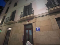 駅から旧市街地までのタクシー代金は9ユーロ。
到着時間は20時近かったがトレドより北部にあるサン・セバスティアンの日没は22時以降なので、到着時間の20時はまだまだ昼間。

宿がある旧市街地の中へはタクシーは進入禁止なのでツーリストインフォ近くで下車し、そこからはスマホの地図を頼りに宿の場所探し。
予約した宿は旧市街地に入ってすぐの路地を曲がったところ…とわかってはいたのだが、なかなかそれらしき表示は見つからず、同じ路地の左右を行ったり来たりして、ようやくPと表示のある入口を発見。

写真は深夜0時過ぎに、バル巡りから帰ってきたときに撮影したものだが、空にはまだ明るさが残っていた。
真夜中の0時過ぎてもこの明るさって、欧州の夏の夜が長いのも納得だ。
