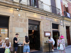 ランキング3位のおすすめBarは、ガイドブックやブログでよく目にする、有名なGandarias（ガンダリアス）。

Gandariasは昼間も営業しているバルで、私たちも昼間の梯子酒で足を踏み入れた。
