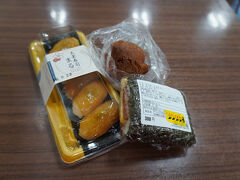 かなり遅くなったお昼ご飯

私は　大東寿司とサーターアンダギー

夫は　またスパムおにぎりと。。。