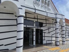 宇野駅にて下車。結構降りる人が
多かったです。
駅舎がおしゃれですね。
駅前を起点に散策します。