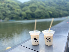 アラビカコーヒーも並んで川沿いでいただきます。