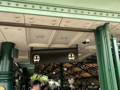 今日は、ディズニーには行かずに、街へ出てみます～
電車に乗って移動です。