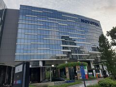 宿泊したのは、少し街中から外して安くしようと思って、Mercure Singapore on Stevensを選択。

街中を外したと書きましたが、MRTがかつて無かっただけで、オーチャード駅からバスで１区間（１ｋｍ）だったりします。ホテル目の前にチャイナタウンやマリーナ方面に行くバスも停まるので、観光はめっちゃ便利でした。

メルキュールの標準的なホテルという感じで、滞在において不満はなかったし、結局はいる時間はなかったもののプールも２か所になって、ゆっくり滞在したいと思えるホテルでした。