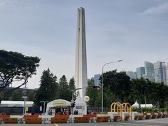 ホテルに荷物を置いて、早速街を散策。

バスで市街地に出ました。写真の戦争記念公園（塔は日本占領時代の犠牲者を悼むものです）から先はコースで、この公園もスタンドに使われているため、この先にバスは進めませんでした。