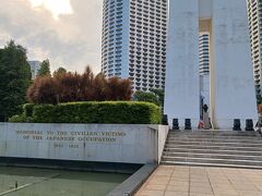 戦争記念公園がスタンドの会場になっていたエビデンスです。

碑の下には、以下の文字が刻まれていました。
英語、中国語、マレー語などシンガポールの４つの国語で書かれていました。

MEMORIAL TO THE CIVILIAN VICTIMS
OF THE JAPANESE OCCUPATION
1943-1945

欧米列強からのアジアの解放？
そんなことは微塵も思われてないんです。
