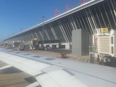 北京時間の14:35に上海浦東国際空港へ到着しました。
しかし流石は中国屈指の大空港、実際に降り立つまでに25分ほど要し、最終的に空港に入れたのは15時でした。

私はここで上海航空の成都行きに乗り換えなければいけません。ですが乗り換え便の出発時刻は16:45だったため、残り1時間45分しかありません。
入国検査もあるのに、果たしてトランジットに間に合うのか？と心の中ではずっとドキドキしていました。
