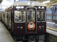 箕面駅から阪急梅田駅まで帰ります。
まずは、阪急箕面線で石橋阪大前駅まで。そこから、阪急宝塚本線に乗り換えて、阪急梅田駅までは一本です。
箕面駅は、箕面公園や箕面温泉の玄関口なので、シーズンだとそれなりに混みあいますが、駅の周辺は特に観光地っぽくはないですね。箕面を知らない人はいないと思いますが、限界はあるようです。