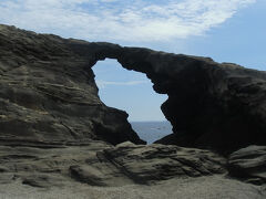 海岸線の一角にある馬の背洞門。
長く波に削られたためにできた自然の造形です。
フォトスポットとして有名です。
風化が激しいので、上に登ることは禁止されています。

