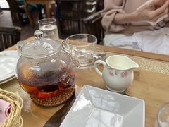 １１時にチェックアウトして伊豆東海岸を南下。１時間ほどで今井浜海岸につく。
１時前でまだチェックインは手続きできず。下でお茶にした。