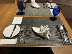 夕食はメレシーで洋食。