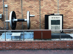 《「鉄道唱歌の碑」「D51機関車の動輪」》JR「新橋駅」の南改札を出て、左方向に進むと「烏森口」(汐留方面)があります。「烏森口」(汐留方面)を出て、左方向に進むと、左手すぐの所に「鉄道唱歌の碑」と「D-51機関車の動輪」があります。