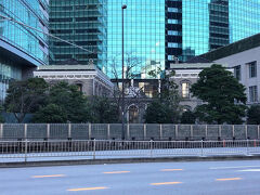 《「旧新橋停車場 鉄道歴史展示室》外観(正面)「狸広の像」から「旧新橋停車場 鉄道歴史展示室」までは、徒歩5分300ｍほどの距離です。「狸広の像」から戻るようにして90ｍほど直進すると「都道405号」（外堀通り）になります。「せとうち旬彩館」のところを右折して、210mほど道なりに直進すると、「パナソニック東京汐留ビル」の手前右手に「旧新橋停車場 鉄道歴史展示室」があります。