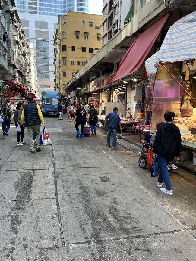 15年ぶりの香港は残念の一言。香港の象徴だったネオンサインがなくなってしまい、らしさが消えた。ヨーロッパからの観光客も皆無で中国になったんだなとひしひし感じる。これなら北京でも上海でもいいような。物価は日本の2倍、財布に厳しい。香港はこれで最後になるでしょう。