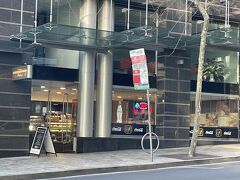徒歩５分程でパン屋さんに到着。

ショーケースにはパイ、クロワッサン、デニッシュやキッシュ等並んでいました。
夫はMushroom sourdough rollとロングブラックのM、私はほうれん草のキッシュとロングブラックのSにします。全部で20ドルくらいでした。