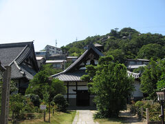 麓にある天寧寺に参拝に寄りました。１３６７年に建立された室町幕府二代将軍足利義詮寄進のお寺だそうです。