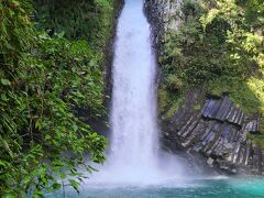 高さ25メートルから水が流れ落ちる様子は迫力満点。水量も豊富で、滝壺周辺は水しぶきが舞っているので清涼感に溢れていました。