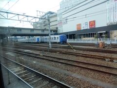 08:32 八王子駅構内で 新型メトロ車両が停車していて気になった