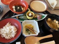 有名な「むぎとろ」を姉に案内
私自身も何年ぶりでしょう・・記憶にないぐらい昔

１階が　バイキング
２階が、会席
３階は、ビッフェ

って、ビックリです
勿論普通の会席で、定番のものを注文
この程度なので、完食できます