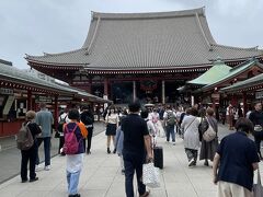 定番だけど・・
せっかく、ここまで来たので、お参りして帰ります

とんでもない人（日本人ではありません）なので、仲見世は避けて目的に向かい
帰りもずっと遠回り

帰り道「舟和」にも寄り、あんみつ食べてから，帰路
あいにく帰りには雨が降ってきてしまいました

私は３０分ほどで、家まで帰れますが
姉は、２時間以上かかったのでは・・・お疲れ様

でも、旅の安全もお参りできてよかったね