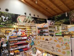 物販エリアでは野菜や果物などの生鮮食品から、調味料、各種加工品まで、その種類は多岐にわたっています。