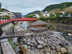 続いて温泉街のシンボルともなっている、「独鈷の湯（とっこのゆ）」にやって来ました。独鈷の湯の歴史は古く、平安時代に弘法大師として知られる空海が開いたとされています。