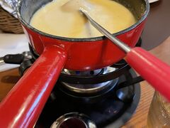スイスといえば、チーズフォンデュ。お店によって、味が割と違うなと感じた。