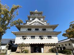 【史上初の層塔型天守（そうとうがたてんしゅ）】
創建時の五層天守は、各層を順次小さくして積み上げる史上初の「層塔型」でした。従来の望楼型（ぼうろうがた）と比べて構造が単純で容易に建立できるため、その後の天守のモデルになりました。慶長15年（1610）に丹波亀山城（京都府）に移築されました。
現在の天守は、本丸跡の北隅に昭和55年（1980）に再建した模擬（もぎ）天守（五層六階）で、内部は歴史資料館と自然科学館になっています。最上階からは今治平野・瀬戸内海・四国山地を一望することができます。