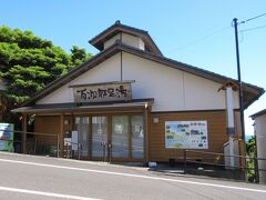 15:10　万次郎足湯（土佐清水市足摺岬）快晴・26℃
1,200年前に弘法大師も浸かったという伝説があるあしずり温泉の足湯所で、無料で利用できます。
足湯に浸かりながら広いガラス窓越しに目の前の「白山洞門」を眺められます。
…と思ったら、なんと水曜日が定休日でした、ショック!!