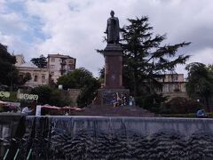 12世紀のグルジアの詩人ショタ・ルスタヴェリ像。
この辺りの通りの名前やメトロ駅名にもなっている。