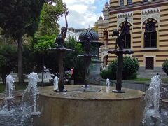 パリアシヴィリ記念トビリシ国立歌劇場前の噴水。