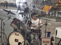 　宿に戻ろうと歩き始めたら、なんだか高校の文化祭で聞くくらいのレベルかな？と思えるドラムの生演奏が聞こえてきました。でも、近づいてみたらドラマーはどう見ても10歳未満の小学生っぽい少年だったのでビックリ！

