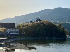 伊予大洲駅に向かう途中の肱川（ひじかわ）橋の上からの眺望。
正面に天守、左側に苧綿(おわた)櫓が見えます。

【苧綿櫓（おわたやぐら）】
天保１４年（1843）に再建されたもので、二の丸東端に位置します。石落しに格子窓が備えてあるのが特徴です。昭和３４年の解体修理で、洪水に備え石垣が２．６ｍかさ上げされました。
・国指定重要文化財
・指定日：昭和32年6月18日