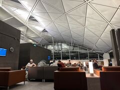 おはようございます。
時刻は朝の4時半。
多くのお客さんがソファで仮眠している姿はなんともシュール。