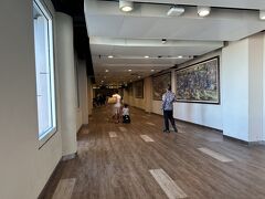 降機したらイミグレを目指して歩いていきます。
それ程大きな空港ではありませんが、何気に遠いな。
この後イミグレの手前でアライバルビザを購入。
ここまではそれ程混んではいませんでしたが、イミグレは時間が掛かりますね。
前回来た時もそうでしたが、昼便は混むんですかね。