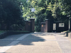 《旧芝離宮恩賜庭園》入口付近…「浜離宮恩賜庭園」の次は「旧芝離宮恩賜庭園」へ向かいます。「旧芝離宮恩賜庭園」は、JR山手線・京浜東北線「浜松町駅」のすぐそばにありますが、「旧芝離宮恩賜庭園」からJR「新橋駅」に戻るくらいで歩いても行けそうなので、徒歩で向かいました。「浜離宮恩賜庭園」から「旧芝離宮恩賜庭園」までは、徒歩18分1300ｍほどかかりました。