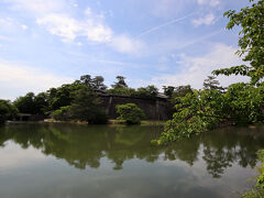 県庁の先に見えてきたのは、国宝 松江城。
日本に現存する12天守のひとつで、別名「千鳥城」。

内堀の石垣には、刻印が押されているそうです。
今年4月に訪ねた姫路城でも、同様の話を聞きました。
さまざまな模様の刻印を近くで見てみたい。
でも、内濠に飛び込むわけにもいかないし(^▽^;)