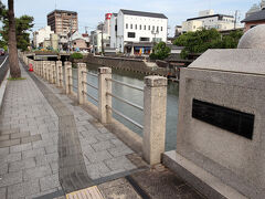 買い物を終え、松江しんじ湖温泉駅へ向かう途中、
「京橋川」に架かる「京橋」を渡り「東京橋」を撮影…

なぜ東京の地名がこんなにたくさん松江に（＠＠？
なにか謂れがあるのでしょうか。
京橋を渡った先には、